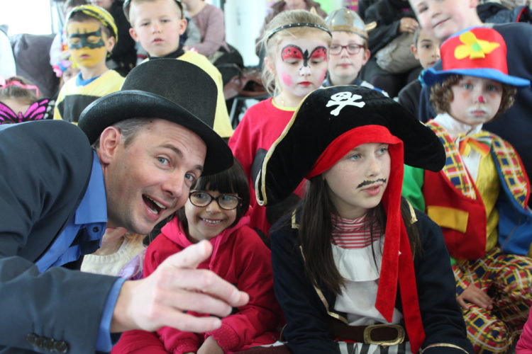 Magicien Enfant Garçon Illusionniste Au Chapeau, Spectacle De